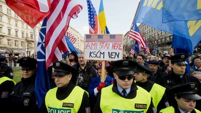 V centru Prahy proběhly demonstrace, sešli se odpůrci i příznivci amerického vojenského konvoje