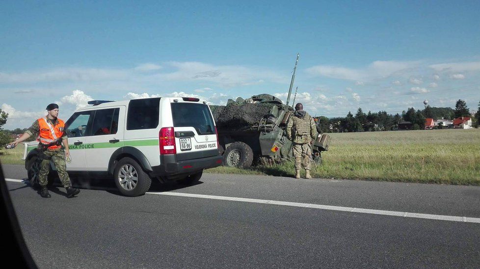 Konvoj americké armády havaroval na D5.