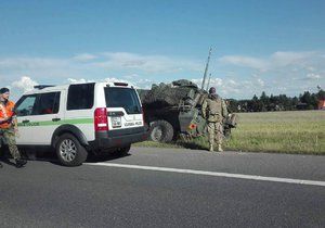 Konvoj americké armády havaroval na D5.