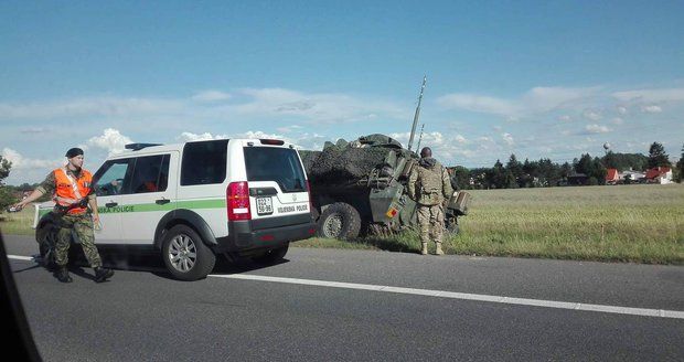 Další nehoda amerického konvoje: Na D1 narazil vojenský automobil do cisterny