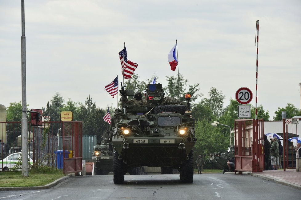 Na mostě přes dálnici u Ejpovic lidé konvoj vítali americkými vlajkami.
