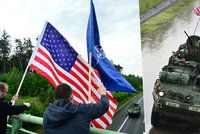 Konvoj dorazil do Prahy: Americké vojáky přivítal ministr obrany, americký velvyslanec i lidé s vlajkami