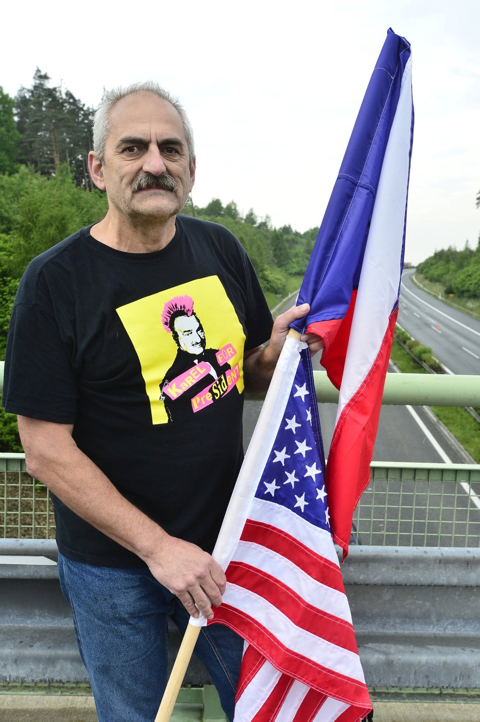 Na mostě přes dálnici u Ejpovic lidé konvoj vítali americkými vlajkami.