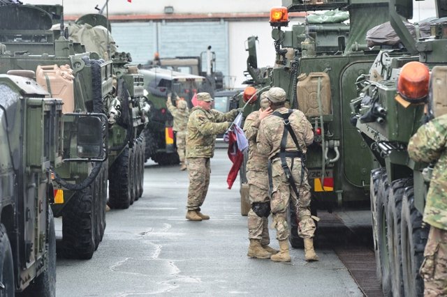 V minulých letech připravila armáda při průjezdu amerických a britských vojáků doprovodný program. Letos nic podobného v plánu není.