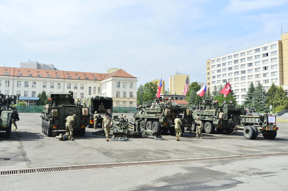 Američtí vojáci přijeli do Prahy. Zůstanou tu z pátku na sobotu.