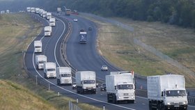 Konvoj několika desítek bílých kamionů prý veze pomoc