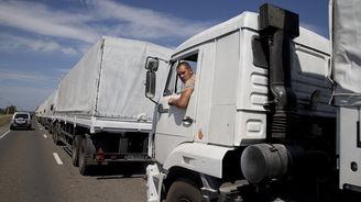 Ruskou pomoc přebírá Červený kříž, část kamionů dorazila k hranici
