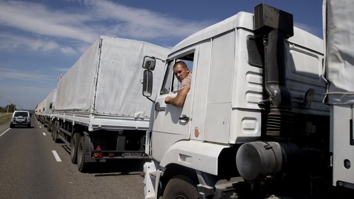 Konvoj ruských nákladních aut s humanitární pomocí