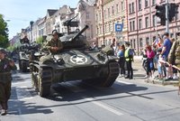 Vrchol oslav v Plzni: Konvoj svobody se dvěma americkými veterány (100, 101) projel centrem