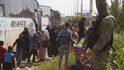 Útok na konvoj autobusů, které převážely lidi z evakuovaných vesnic: Výbuch zabil desítky lidí