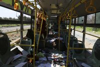 Při útoku na autobus umíraly ženy i děti. Obětí je nejméně 34