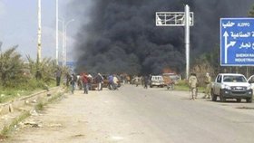 Útok na konvoj autobusů, které převážely lidi z evakuovaných vesnic: Výbuch zabil desítky lidí.