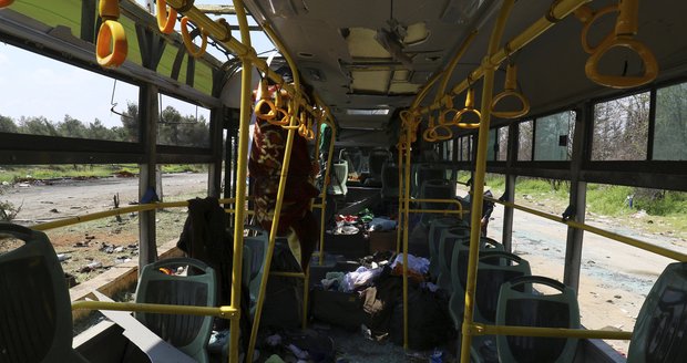 Při útoku na autobus zemřelo nejméně 34 lidí, včetně žen a dětí (ilustrační foto)