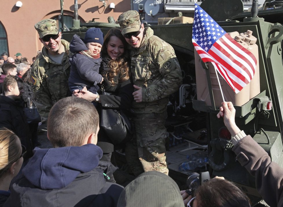 Zatímco u nás se chystají protesty, Poláci americké vojáky bouřlivě vítají...