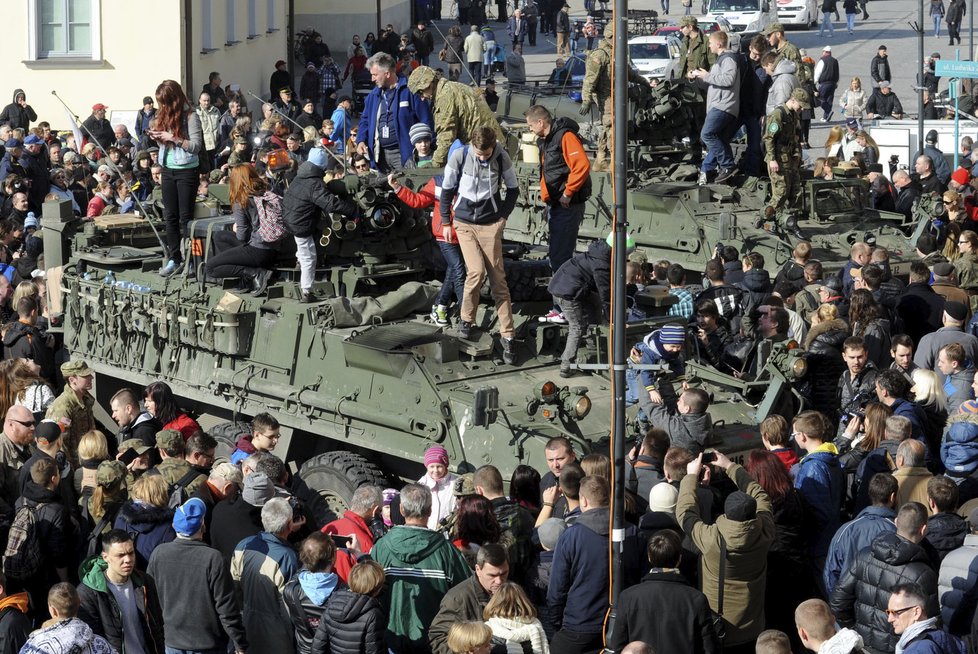 Zatímco u nás se chystají protesty, Poláci americké vojáky bouřlivě vítají...