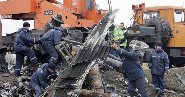 Za tři stovky mrtvých civilistů mohou Rusové? Jejich rakety prý sestřelily let MH17