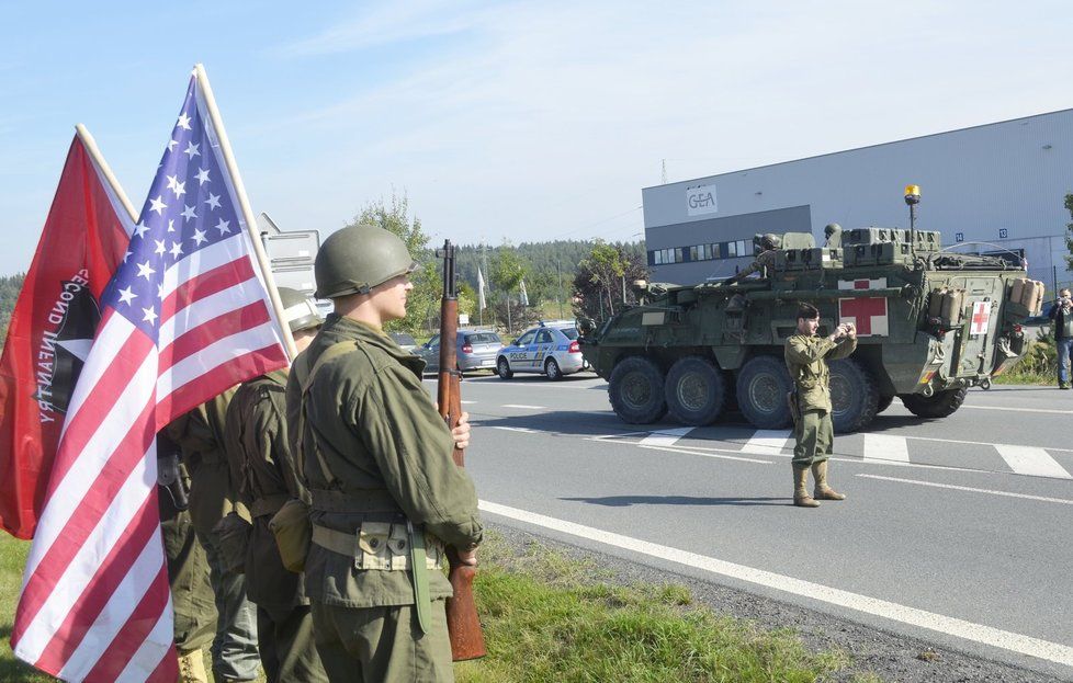 Konvoj US Army po krátké zastávce opouští areál údržby dálnice v Ostrově u Stříbra.