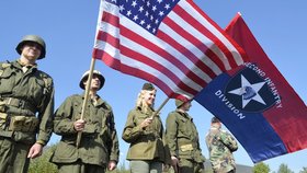 Konvoj US Army po krátké zastávce opouští areálu údržby dálnice v Ostrově u Stříbra