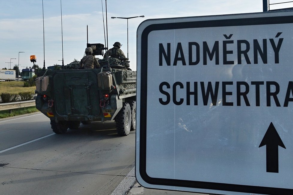 Českou hranici u Rozvadova na Tachovsku 13. září ráno před devátou hodinou překročila první část konvoje americké armády, který míří na cvičení do Maďarska.