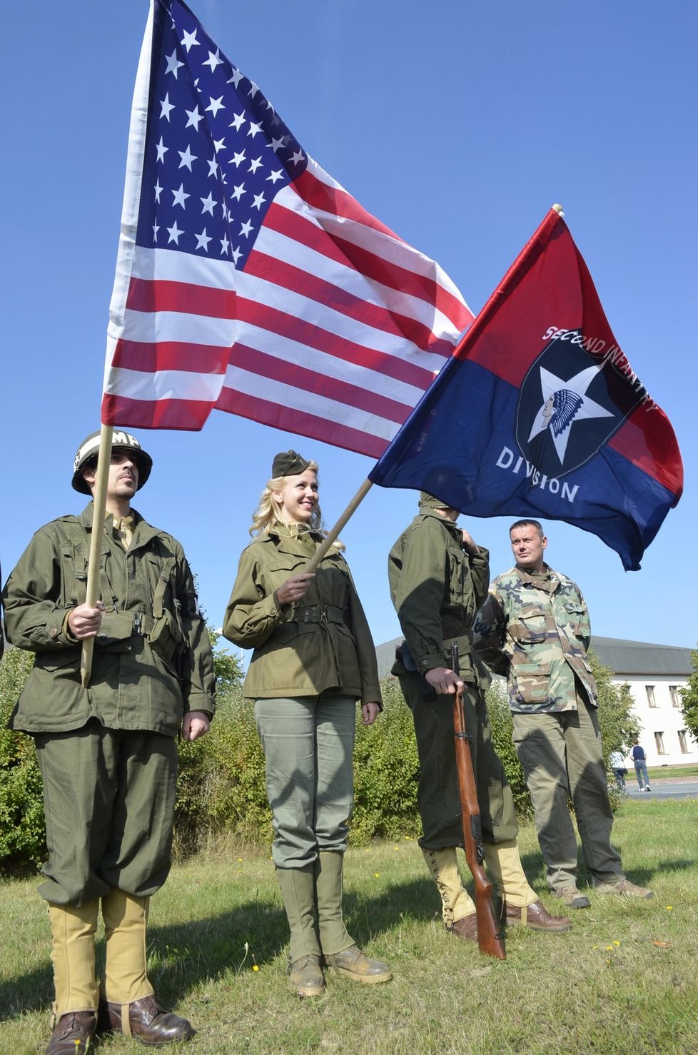 Konvoj US Army po krátké zastávce opouští areál údržby dálnice v Ostrově u Stříbra.