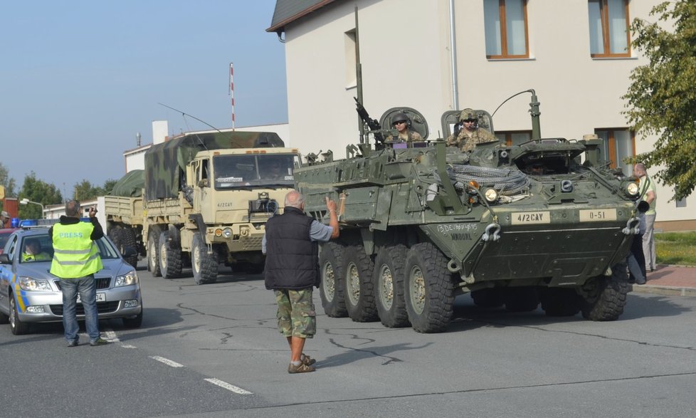 Konvoj US Army po krátké zastávce opouští areál údržby dálnice v Ostrově u Stříbra.