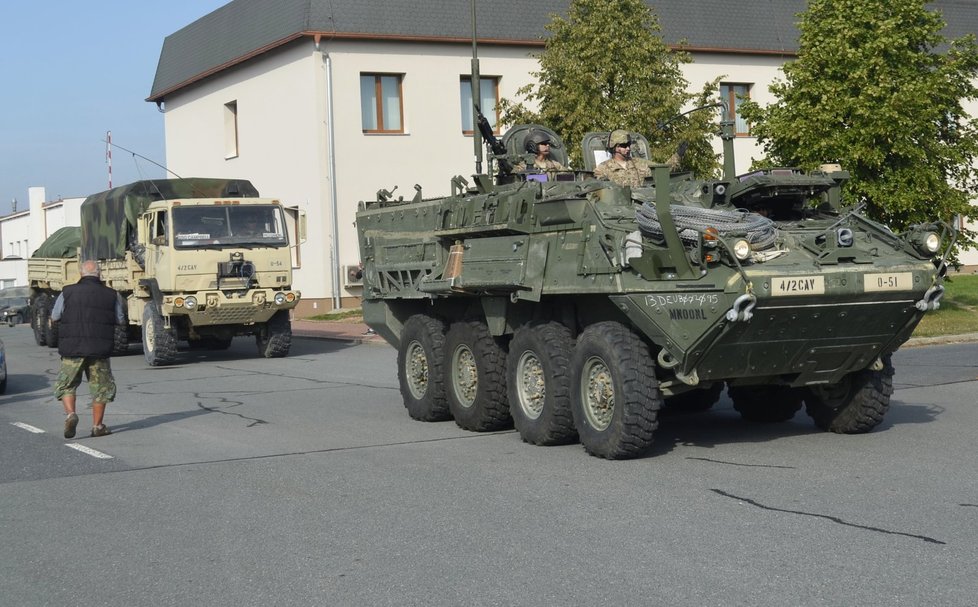 Konvoj US Army po krátké zastávce opouští areál údržby dálnice v Ostrově u Stříbra.