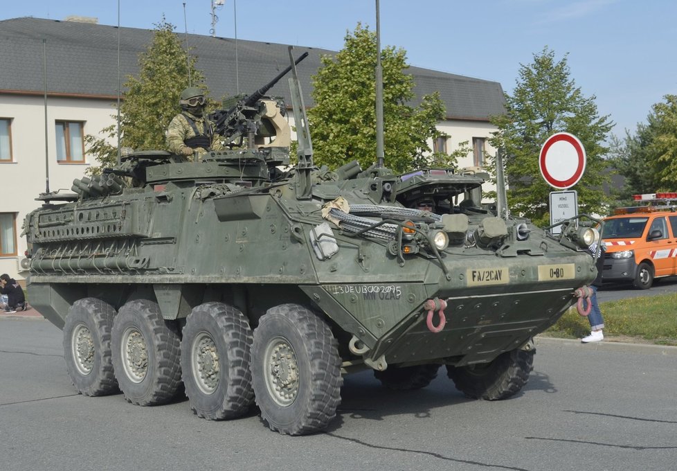 Konvoj US Army po krátké zastávce opouští areál údržby dálnice v Ostrově u Stříbra