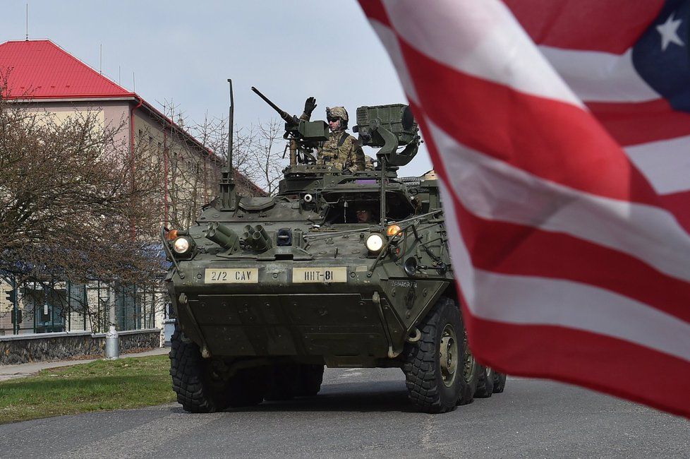 Českem v sobotu a v neděli přejíždí konvoj americké a britské armády mířící z Německa do Polska.