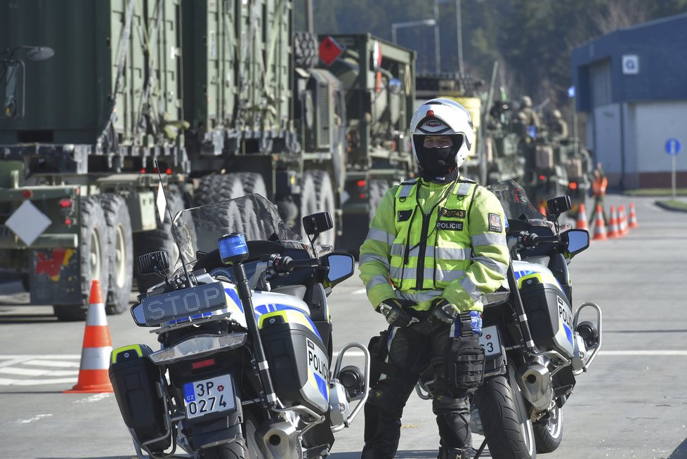 Z Rozvadova vyrazil konvoj amerických a britských vojáků za doprovodu vojenské policie a policie ČR (2017)