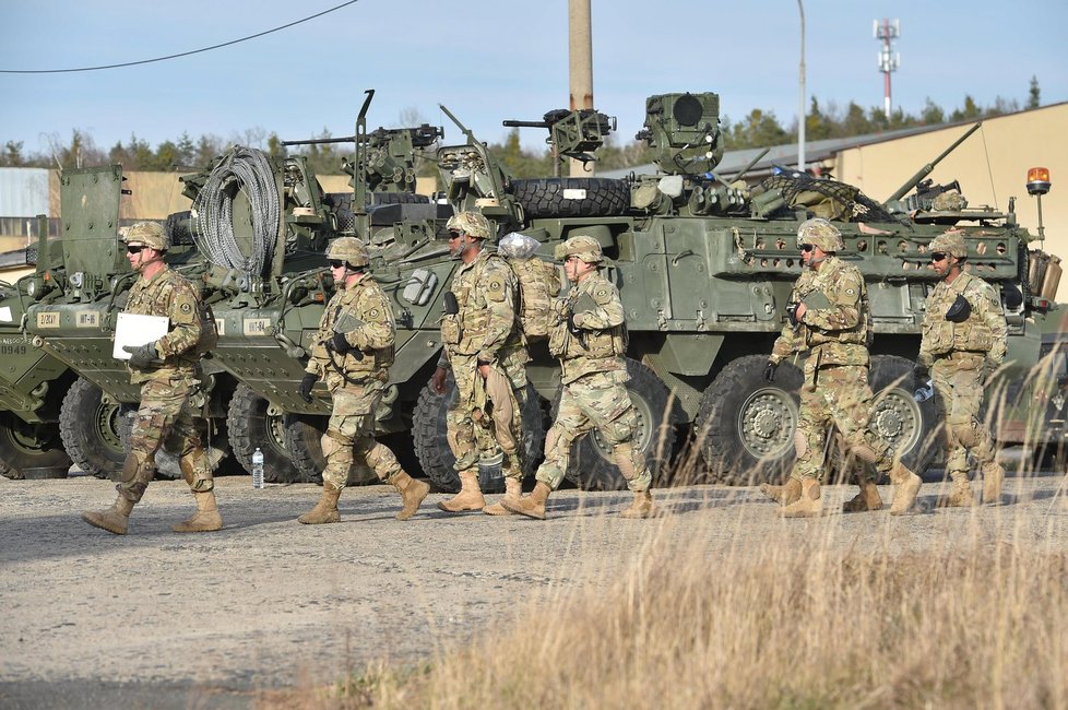 Českem v sobotu a v neděli přejíždí konvoj americké a britské armády mířící z Německa do Polska.