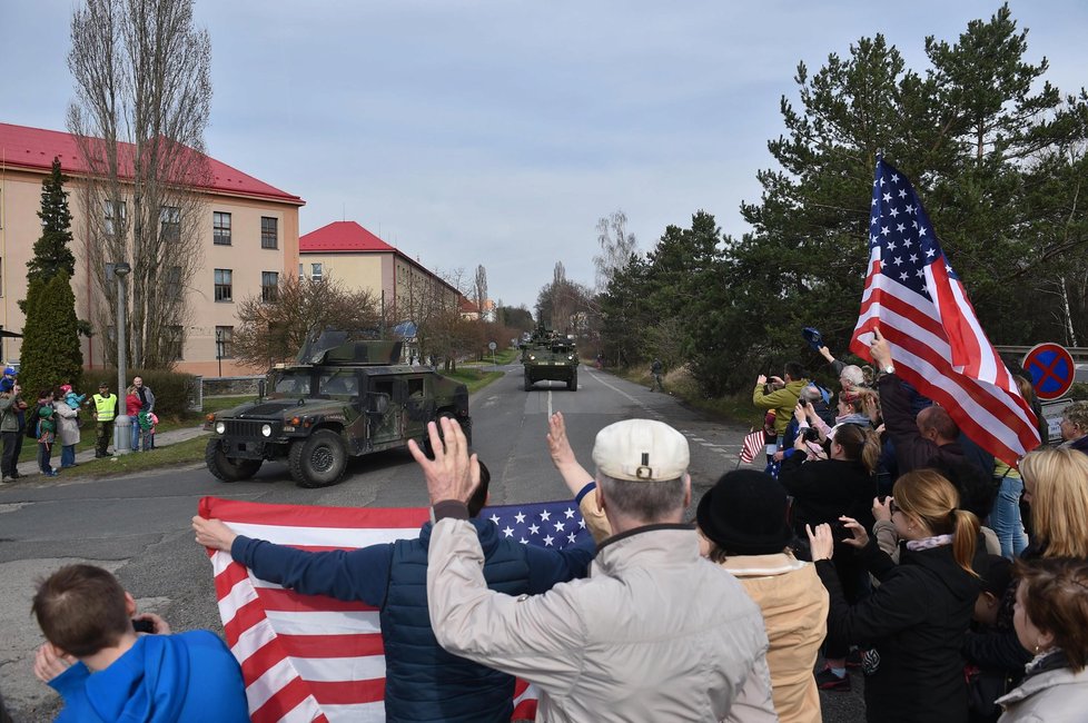 Českem přejíždí konvoj americké a britské armády mířící z Německa do Polska.