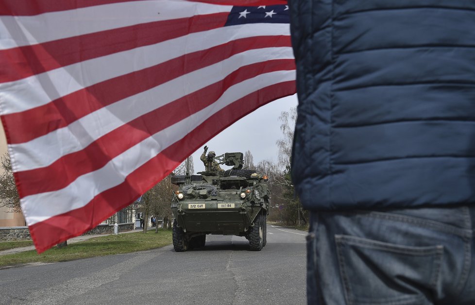 Českem v sobotu a v neděli přejíždí konvoj americké a britské armády mířící z Německa do Polska.