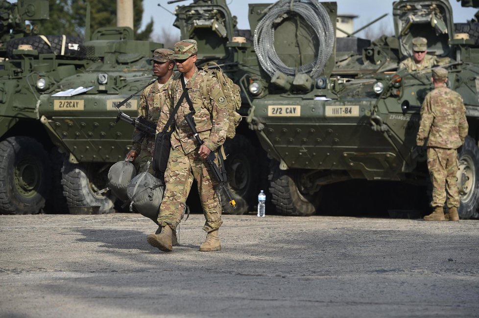 Českem v sobotu a v neděli přejíždí konvoj americké a britské armády mířící z Německa do Polska.