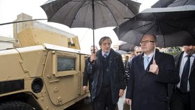 Ukázka techniky amerického konvoje v Praze: Nechyběli premiér Sobotka ani ministr obrany Stropnický
