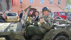 Konvoj s desítkami historických vozidel americké armády dnes v Praze připomněl osvobození Československa na konci druhé světové války.