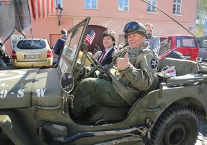 Konvoj s desítkami historických vozidel americké armády dnes v Praze připomněl osvobození Československa na konci druhé světové války.