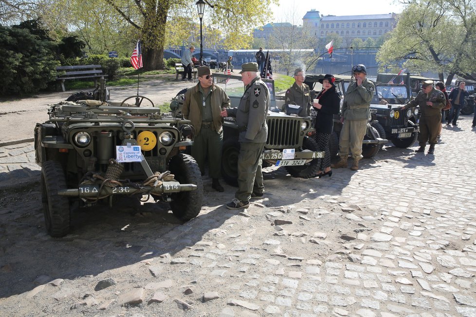 Konvoj s desítkami historických vozidel americké armády dnes v Praze připomněl osvobození Československa na konci druhé světové války.