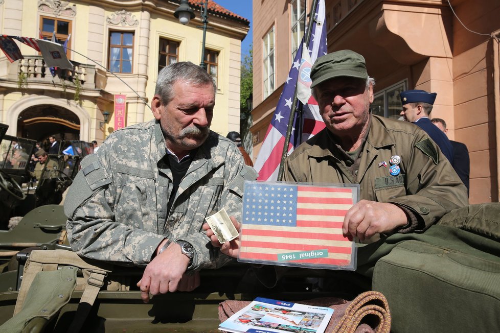 Konvoj s desítkami historických vozidel americké armády dnes v Praze připomněl osvobození Československa na konci druhé světové války.