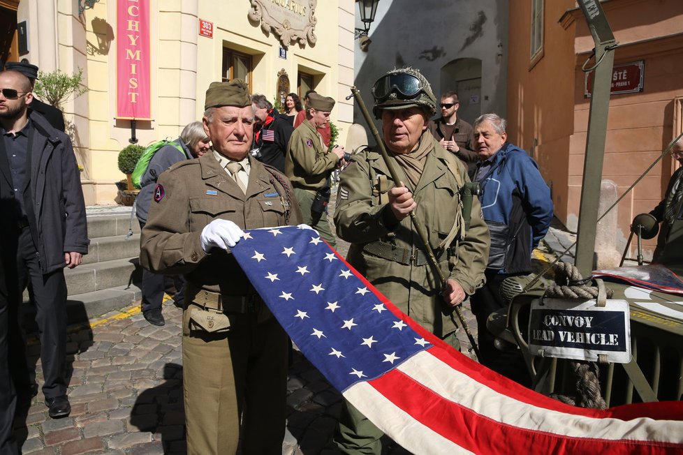 Konvoj s desítkami historických vozidel americké armády dnes v Praze připomněl osvobození Československa na konci druhé světové války.