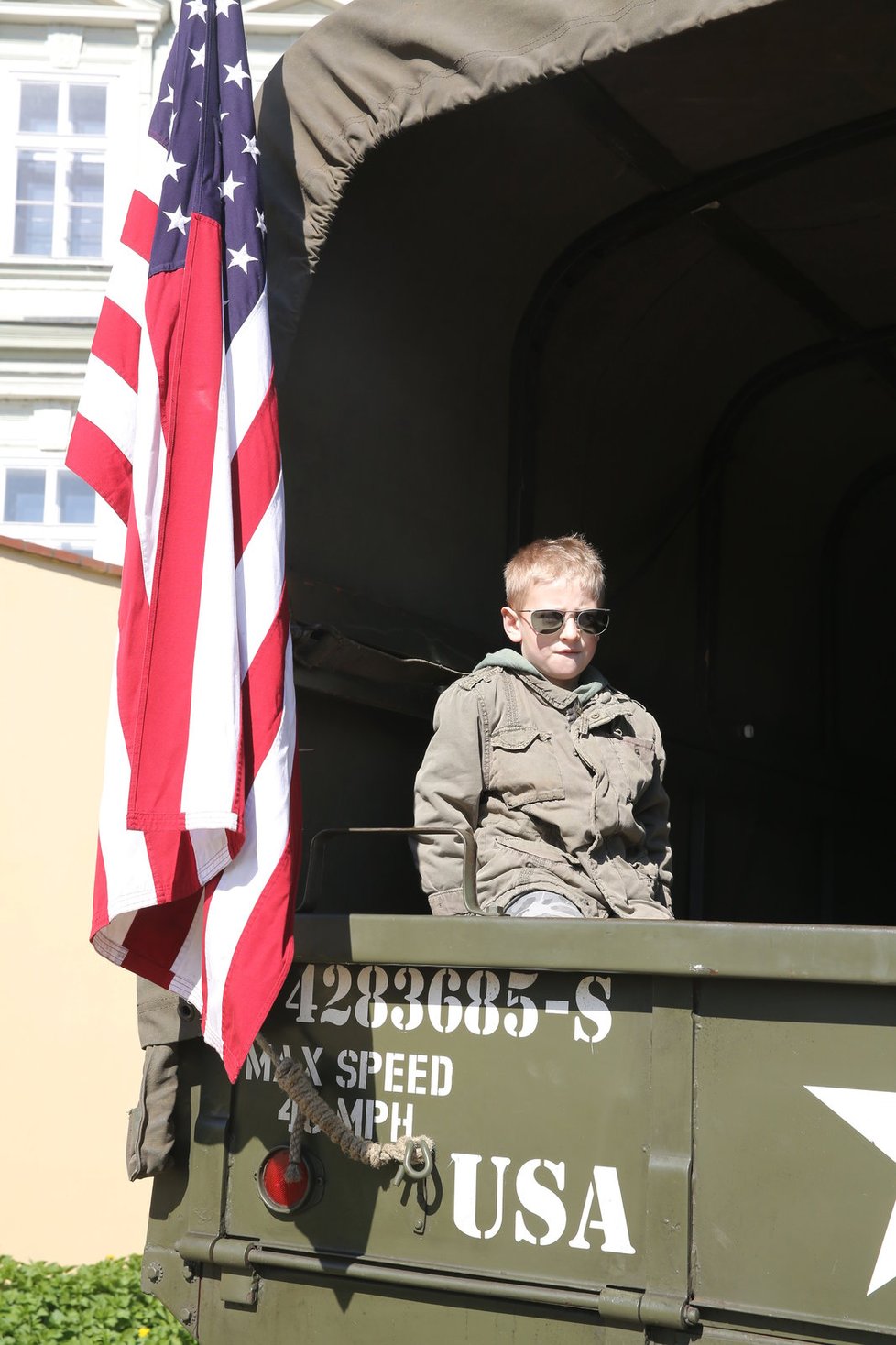 Konvoj s desítkami historických vozidel americké armády dnes v Praze připomněl osvobození Československa na konci druhé světové války.