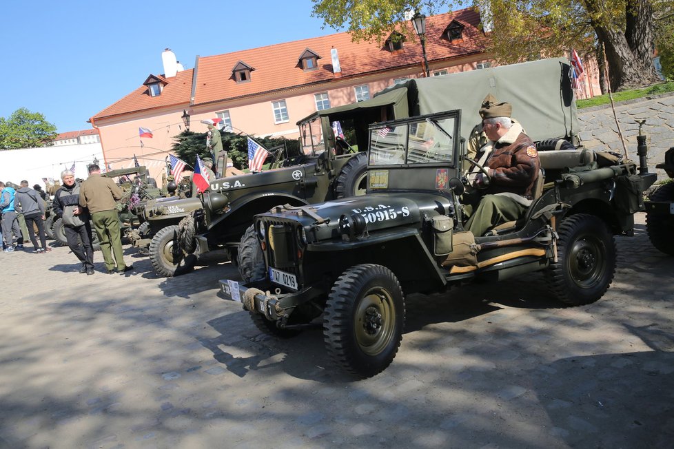 Konvoj s desítkami historických vozidel americké armády dnes v Praze připomněl osvobození Československa na konci druhé světové války.