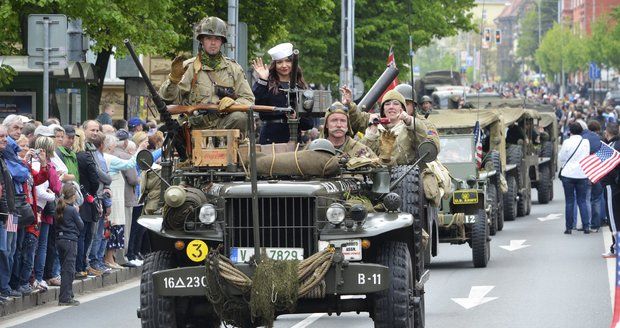 Konvoj svobody projel Plzní. Veteránům, osvoboditelům, mávaly tisíce lidí