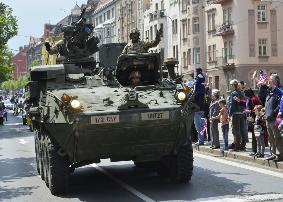 Oslav se zúčastnili i vojáci současné americké armády.