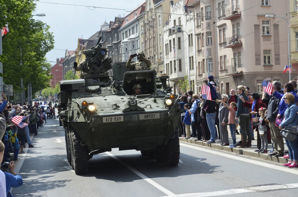 Oslav se zúčastnili i vojáci současné americké armády.