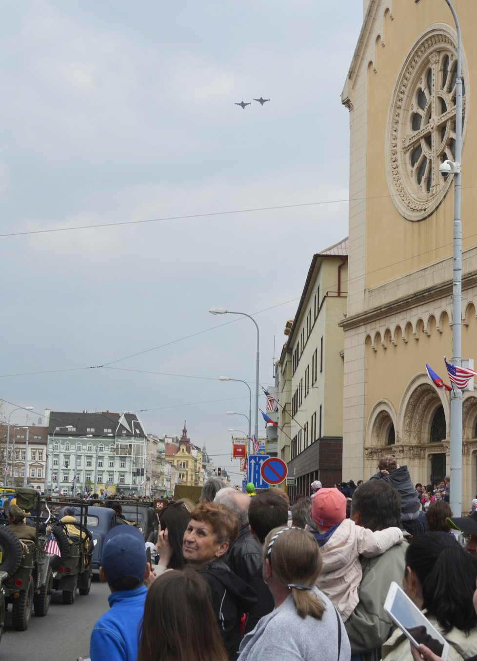 Nad hlavami lidí v centru města proletěly dva gripeny.