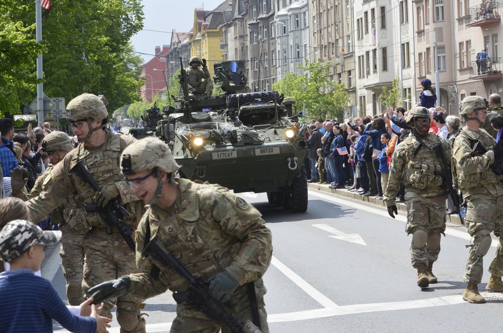 Oslav se zúčastnili i vojáci současné americké armády.