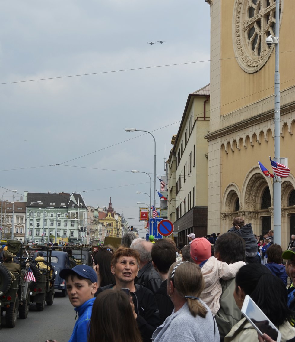 Nad hlavami lidí v centru města proletěly dva gripeny.