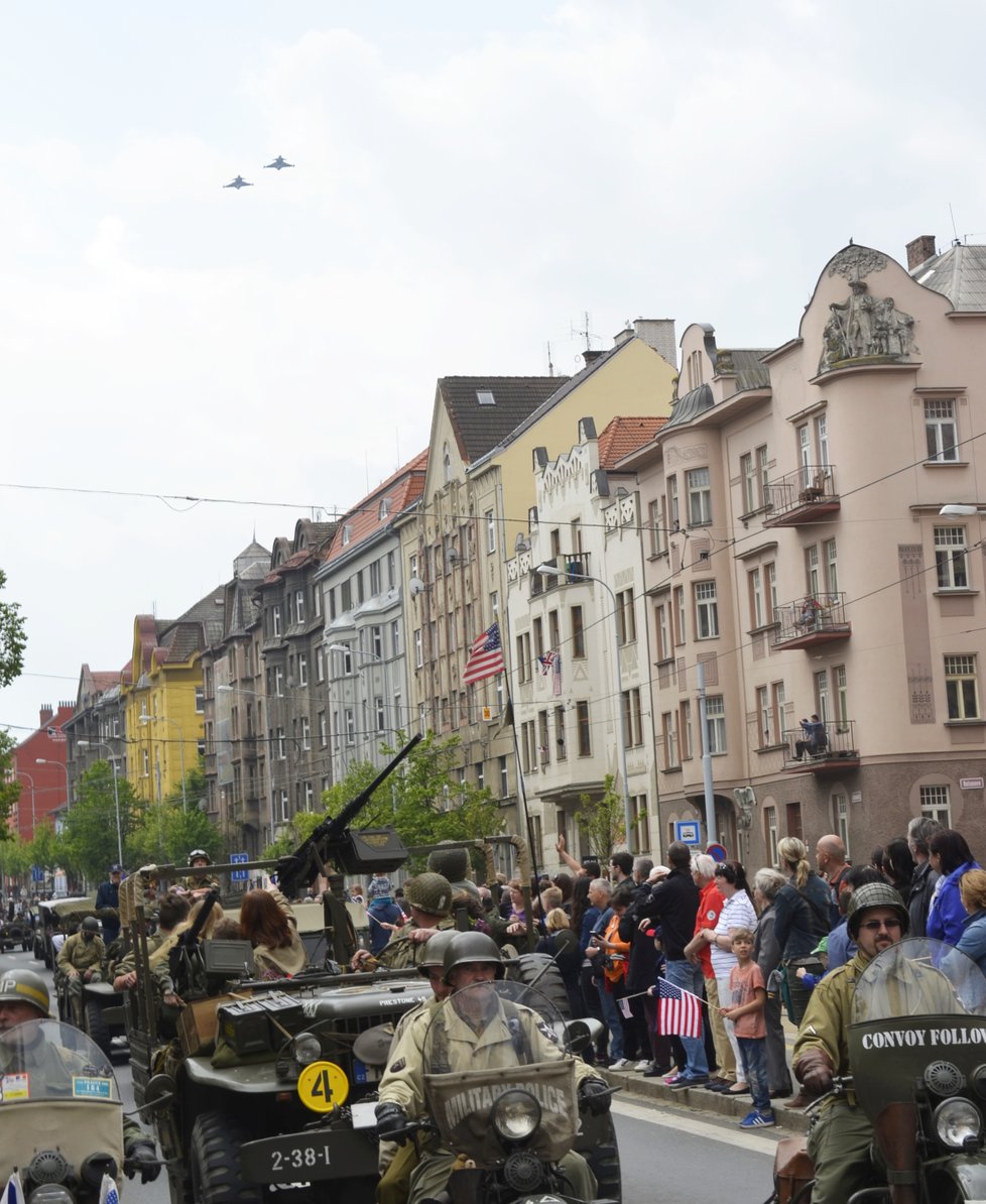 Nad hlavami lidí v centru města proletěly přo oslavách 2017 dva gripeny.