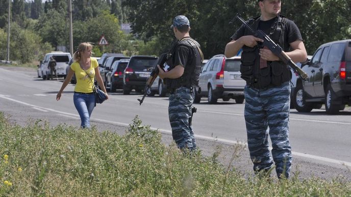 Konvoj zahraničních expertů chráněný povstalci