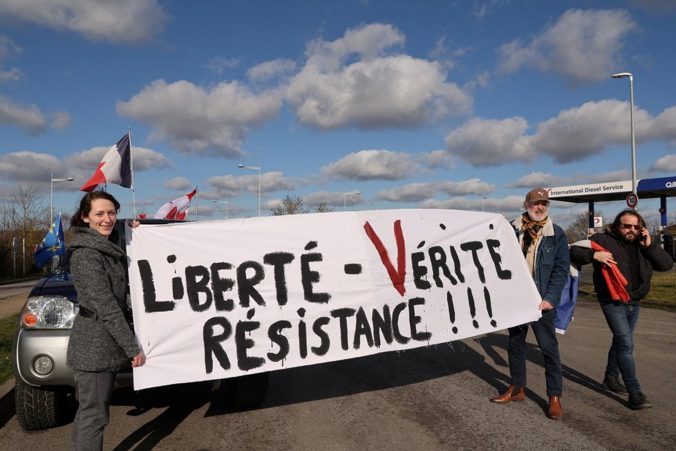 Takzvané „konvoje svobody“ odpůrců vládních opatření proti covidu-19 dráždí francouzské úřady (únor 2022)